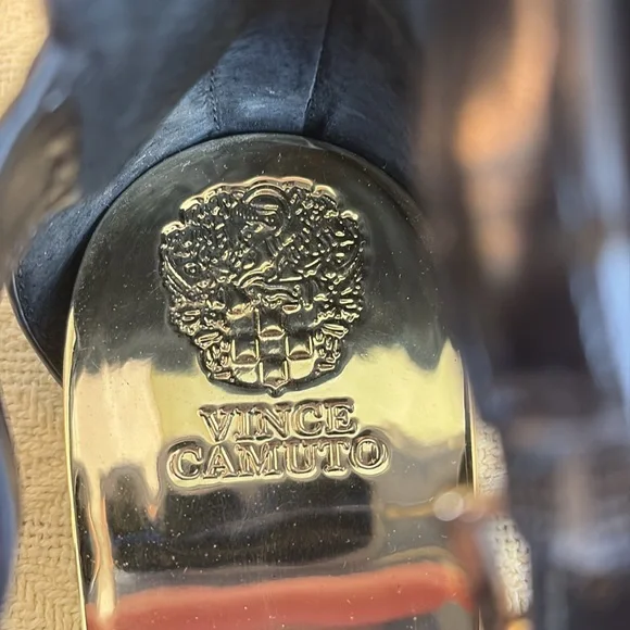 Vince Camuto black buckle sandals. 10 - Picture 5 of 7